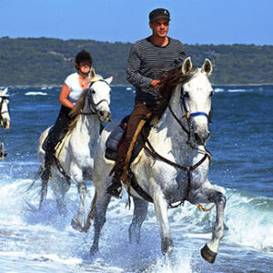 Buitenrit van bos en duinen naar zee Noordwestkust Sardinië - Italië