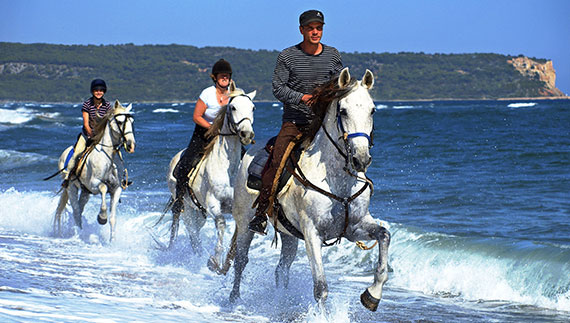 Buitenrit van bos en duinen naar zee Noordwestkust Sardinië - Italië