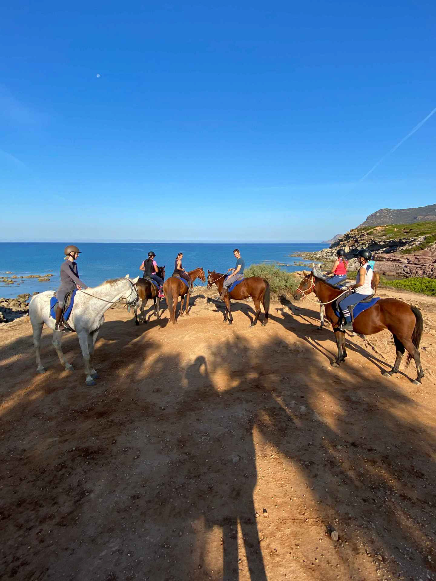 Buitenrit van bos en duinen naar zee Noordwestkust Sardinië - Italië