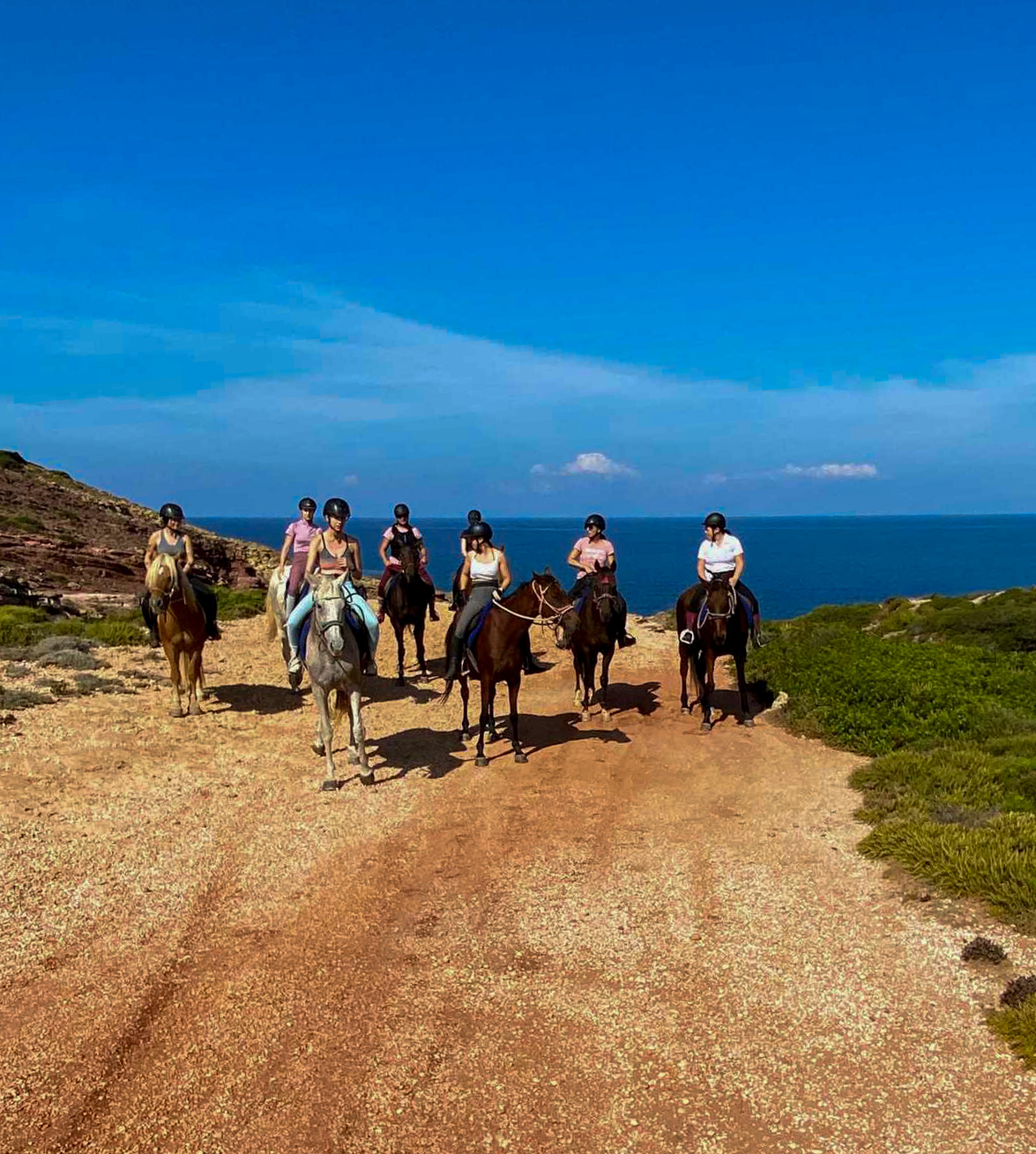 Buitenrit van bos en duinen naar zee Noordwestkust Sardinië - Italië