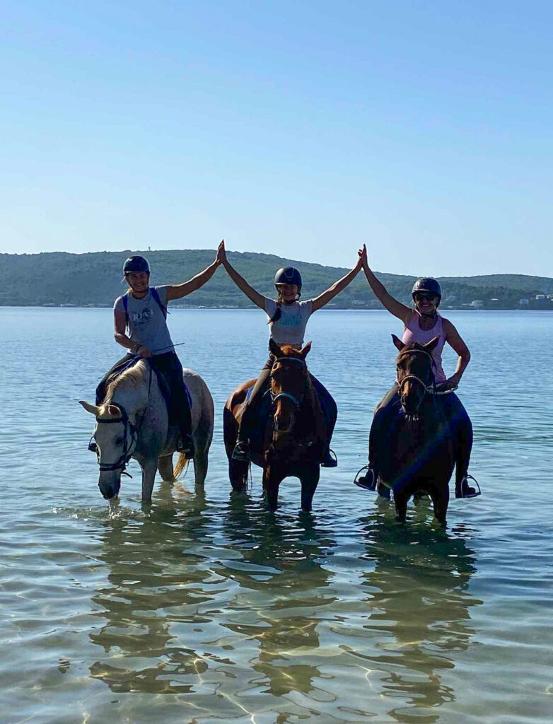 Buitenrit van bos en duinen naar zee Noordwestkust Sardinië - Italië