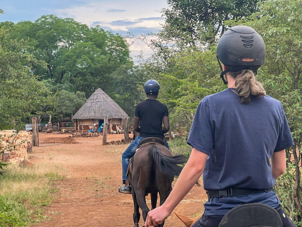 Overnachting met 2 paardrijritten in het dorp - Victoria Falls - Zimbabwe